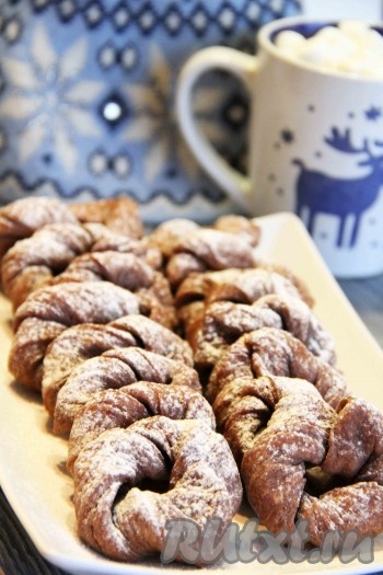 Очень вкусные, аппетитные жареные пышки, приготовленные на сковороде из теста, замешанного на кефире с содой, посыпать сахарной пудрой и подать к столу.