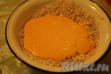 В отдельной ёмкости сливочное масло комнатной температуры взбиваем венчиком, добавляем сахар, взбиваем в течение 2 минут. Добавляем сметану, взбиваем 1 минуту. Затем яйцо и взбиваем ещё 1-2 минуты. Вводим в масляную смесь тыквенное пюре, перемешиваем венчиком до однородности. Добавляем получившуюся тыквенную массу в смесь муки и хлопьев.