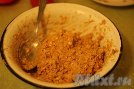 Тщательно перемешиваем ложкой. Затем всыпаем частями оставшуюся муку, замешивая в меру густое, вязкое тыквенно-овсяное тесто, как на фото. Как только добились нужной густоты теста, значит больше муку добавлять не нужно.