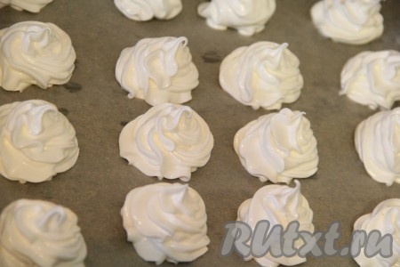 Противень для запекания застелить пергаментом. Выложить массу в кондитерский мешок. Сформировать меренги с помощью фигурной насадки.