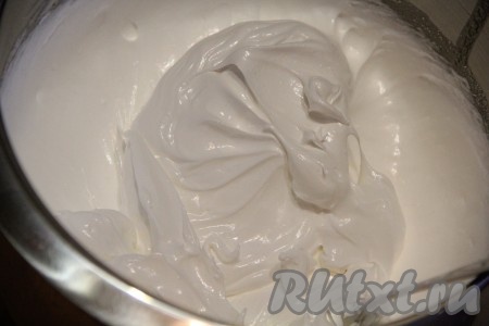 Далее всыпая сахар небольшими порциями, продолжать взбивать до полного растворения сахара. Масса должна получиться плотной, блестящей, гладкой и хорошо держать форму.