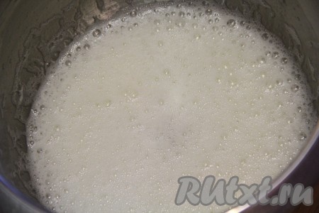 Охлажденные яичные белки взбить миксером. Должна получиться хорошая крепкая пена.