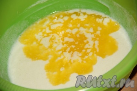 Затем добавить растопленное масло и перемешать.