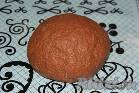 Замесить тесто. Оно должно получиться мягким, эластичным.