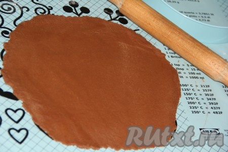 Раскатать тесто скалкой в тонкий корж. Аккуратно переложить корж на противень, застеленный пергаментом, и поставить в разогретую духовку. Выпекать корж при 180-200 градусах, примерно 7-10 минут. Коржи выпекаются быстро, так что будьте внимательны и не допустите их подгорания. Готовый корж выложить на полотенце и сразу придать ему форму, то есть обрезать края коржа пока он ещё тёплый.