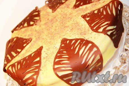 Украсить торт "Крем-Брюле" можно по желанию. Я украсила шоколадным декором.&nbsp;
