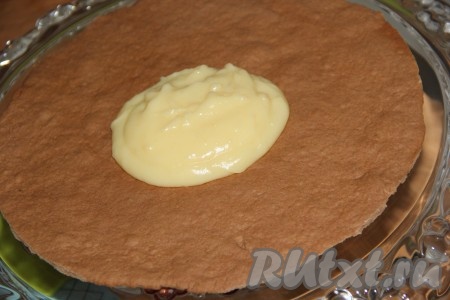 Для приготовления крема в кастрюлю влить молоко, добавить сахар, ванильный сахар, яйца, муку, всё хорошо перемешать венчиком и поставить кастрюлю на средний огонь. При постоянном помешивании довести крем до кипения, огонь уменьшить и, не переставая помешивать, варить крем несколько минут до загустения. Снять крем с огня, добавить в него мягкое масло и хорошо взбить миксером. Сформировать торт&nbsp;"Крем-брюле": выложить первый корж, смазать его тёплым кремом, выложить следующий корж, тоже смазать тёплым кремом и т.д.
