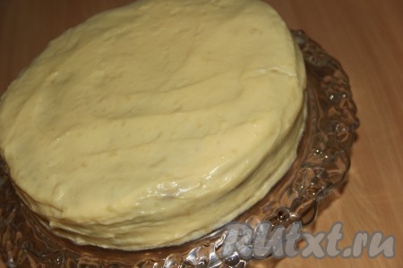 Таким образом собрать торт. Хорошо смазать кремом верх и бока торта. Поставить его в холодильник на ночь.
