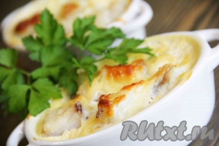  Поставить формочки в разогретую духовку и запекать треску в молоке при температуре 180 градусов до золотистой корочки, примерно 25 минут. Рыбка получается вкусной, сочной.