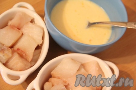 Соединить молоко, яйцо, соль и сыр. Всё слегка взбить вилкой.