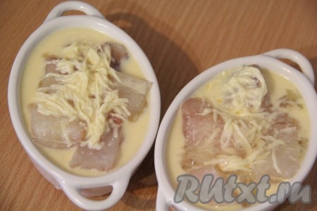 Кусочки трески выложить в формочки, залить молочной смесью.