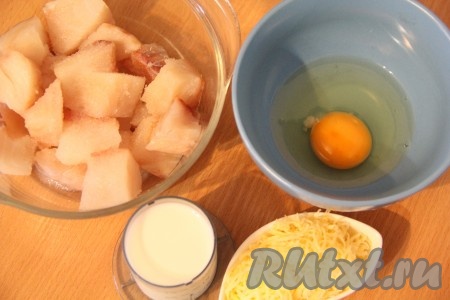 Филе трески нарезать на кубики среднего размера. Сыр натереть на мелкой тёрке.

