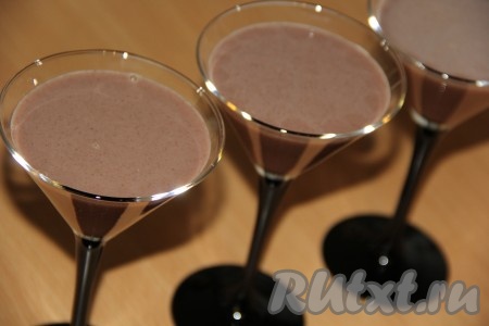 Молочно-шоколадное желе разлить по фужерам или креманкам и поставить до полного застывания в холодильник.