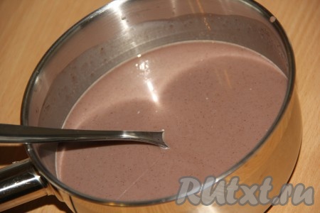 Набухшую молочно-желатиновую смесь поставить на средний огонь и прогреть, постоянно помешивая, до полного растворения желатина (не кипятить!). Затем снять молочно-желатиновую смесь с огня, добавить молочно-шоколадную смесь и хорошо перемешать (до однородности).