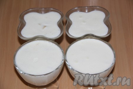 Бананы залить подготовленной творожной массой. Поставить креманки с десертом в холодильник до полного застывания.