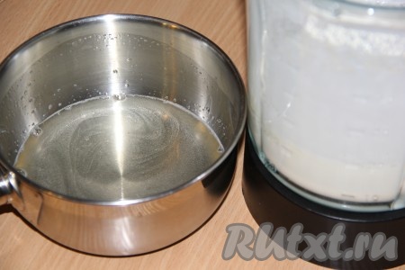 Поместить в чашу блендера творог, сахар, сметану и хорошо взбить. Желатин поставить на огонь и прогреть до полного растворения желатина (не кипятить!). Влить желатин в чашу блендера к молочным продуктам и хорошо перемешать.
