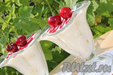 Перед подачей аппетитный творожно-банановый десерт можно украсить по своему вкусу.&nbsp;
