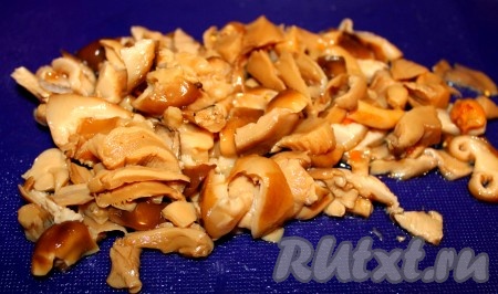 Грибы режем маленькими кусочками, небольшие грибочки оставляем целыми.