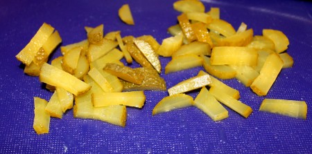 Огурчики также нарезаем соломкой, но меньшего размера.