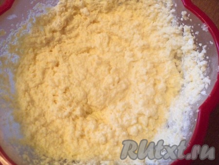 Затем добавить мягкий творог.
