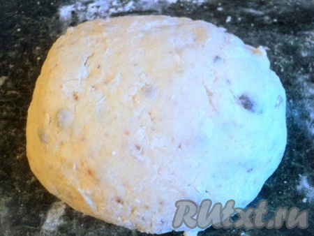 Затем добавить муку, смешанную с разрыхлителем, замесить тесто. Если тесто будет липнуть к рукам, добавить немного муки.