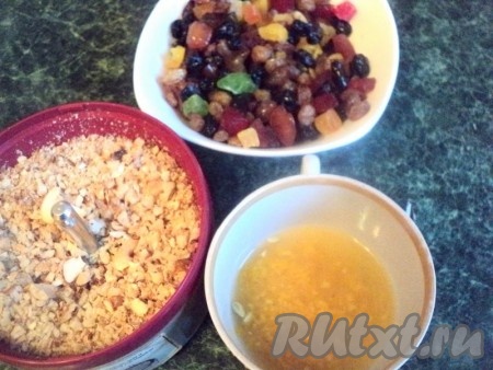 Изюм и цукаты заранее залить коньяком. Орехи нарезать не очень мелко. Снять цедру с лимона и выдавить сок.
