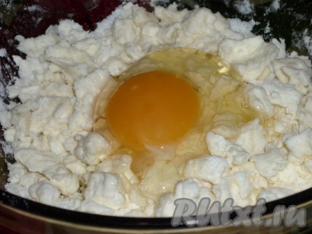 Добавить яйцо и хорошо размешать.