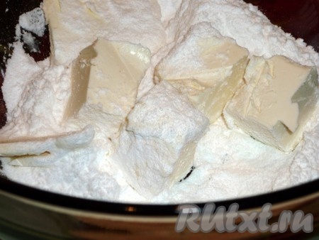 Сливочное масло комнатной температуры смешать с сахарной пудрой.