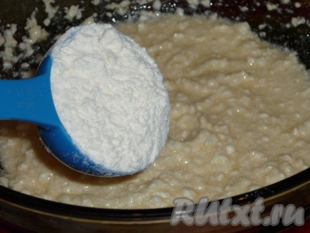 Всыпать муку, просеянную с разрыхлителем,
