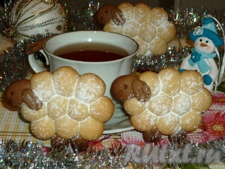 Охладить, при желании присыпать сахарной пудрой и можно подавать на праздничный стол. Такое вкусное печенье "Барашки" понравится и деткам, и взрослым.
