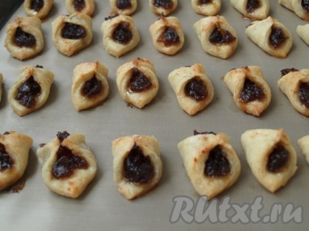 Разогреваем духовку до 200 градусов и выпекаем рождественское печенье 10-12 минут.