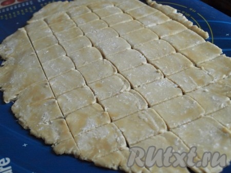 Затем достаём тесто, раскатываем и разрезаем на квадраты со стороной 4-5 см.