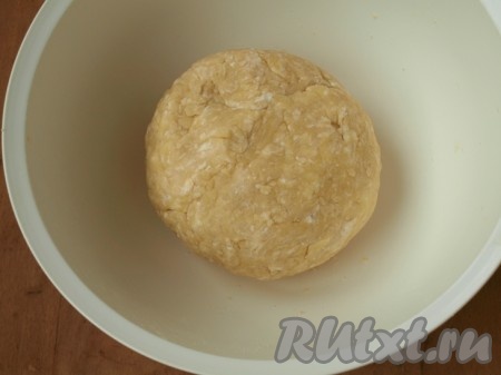 Вымешиваем тесто, собираем его в шар, заворачиваем в пищевую плёнку и убираем в холодильник часов на 8.