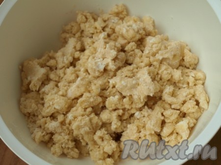 Перетираем сливочное масло с мукой, затем добавляем творог и соль.