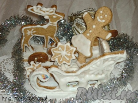 Красивые и вкусные пряничные сани Деда Мороза готовы.
