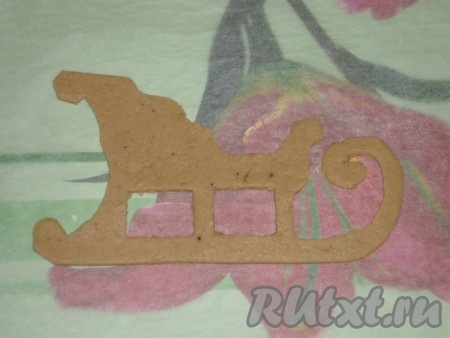 Раскатать тесто на пергаменте, чтобы при переносе детали не деформировались. Вырезать детали  с помощью заранее приготовленных трафаретов. Также можно использовать формы для печенья. 