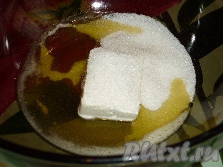 В отдельной посуде смешать масло, сахар и мёд.&nbsp;
