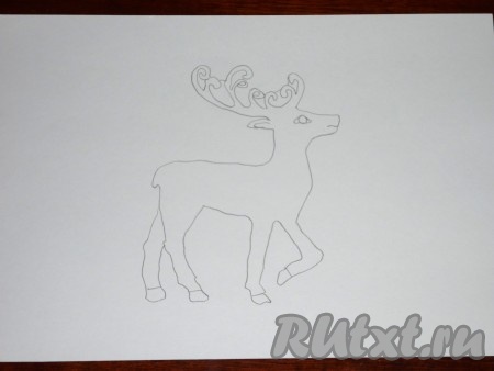 Нужно приготовить заранее из бумаги трафареты саней и оленя. 