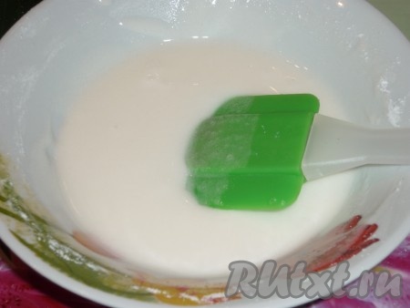 Остывшие детали украсить белковой глазурью. Для этого белок нужно взбить немного вилкой (до пышной пены взбивать не нужно), а затем по одной столовой ложке всыпать сахарную пудру до образования глазури нужной консистенции (она не должна быть очень жидкой). В самом&nbsp;конце &nbsp;добавить 3-5 капель лимонного сока и накрыть глазурь мокрым полотенцем минут на 15.
