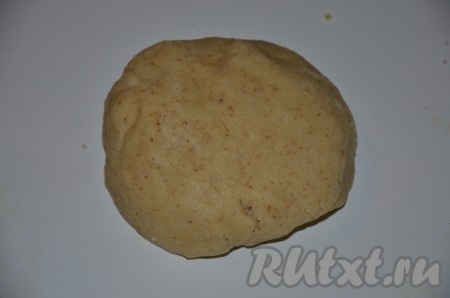 3. Добавить просеянную пшеничную муку, воду и замесить тесто. Оно получится мягким, эластичным.
