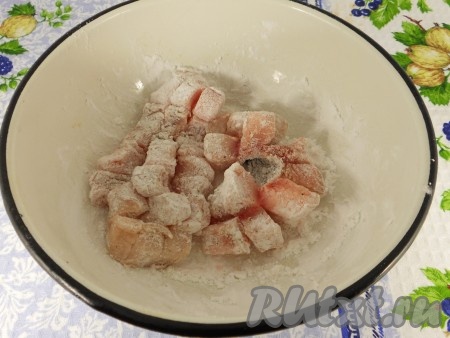 Далее обвалять рыбку в картофельном крахмале так, чтобы крахмал попал и в разрезы.