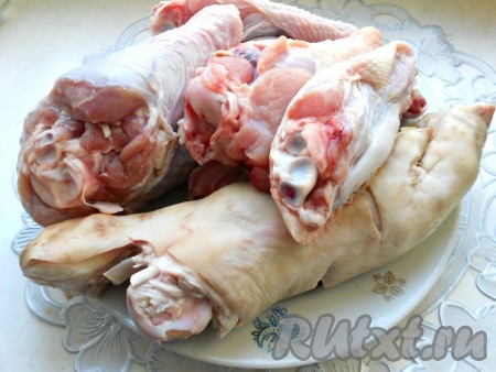 Крылья, голени и свиную ножку замочить в воде на 4-5 часов. Хорошо промыть, свиную ножку поскребсти.&nbsp;
