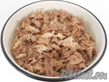 Когда прозвучит сигнал, что варка холодца закончилась, открыть крышку мультиварки и дать мясу с бульоном остыть до теплого состояния. Затем аккуратно мясо и свиную ножку извлечь из бульона в миску. Отделить мясо от костей, измельчить.&nbsp;