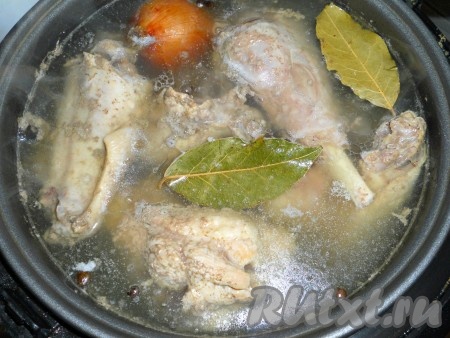 Выставить режим "Холодец" на 4 часа. Когда вода закипит, убрать пену, посолить по вкусу. Когда пройдет 3 часа готовки, добавить в бульон лавровый лист и черный перец горошком.