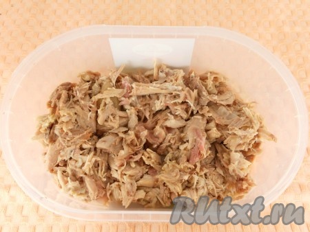 В подходящую форму порезать чеснок, выложить на 1/3 формы мясо.&nbsp;