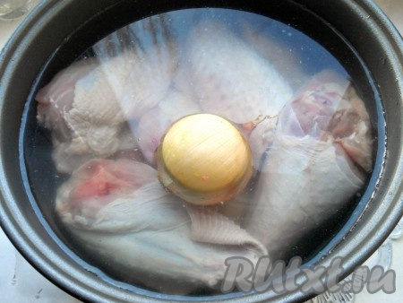 Поместить все в чашу мультиварки вместе с неочищенной, хорошо вымытой луковицей, залить водой.&nbsp;
