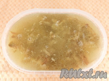 Бульон процедить и залить им мясо.