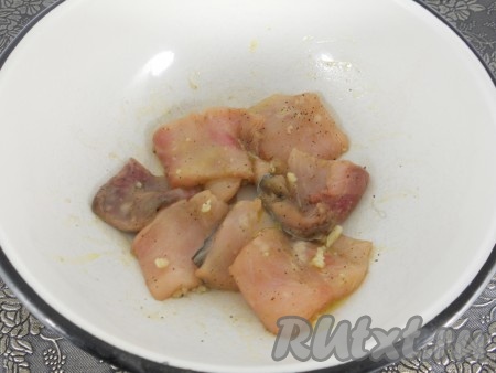 Филе рыбы порезать небольшими кусочками, посыпать лимонным перцем. Чеснок пропустить через пресс, добавить к нему оливковое масло, сок лимона и мед, перемешать. Обмазать небольшим количеством этой смеси кусочки рыбы и оставить на 15 минут.