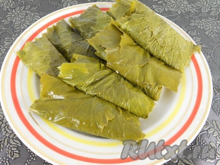 Завернуть рыбу в листья, как долму.
