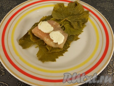 На рыбу - 2 небольших шарика моцареллы (чуть прижать).
